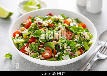 Salade de tabac. Salade de tabouli avec persil frais, oignons, tomates, bulgur et pois chiches. Alimentation végétarienne saine, régime méditerranéen Banque D'Images