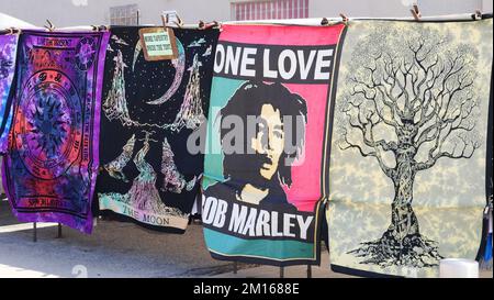 Bob Marley un foulard d'amour et trois foulards affichant le symbolisme spirituel en démonstration Banque D'Images