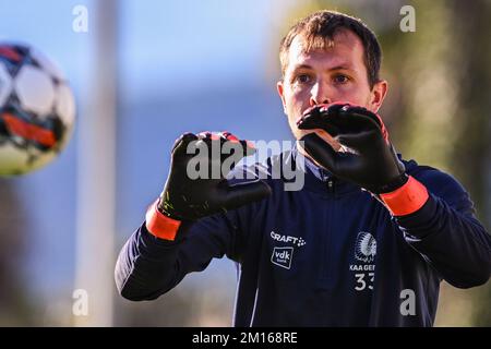 Davy Roef, gardien de but de Gent, photographié en action lors d'une session d'entraînement au camp d'entraînement d'hiver de l'équipe belge de football de première division KAA Gent à Oliva, Espagne, le samedi 10 décembre 2022. BELGA PHOTO LUC CLAESSEN Banque D'Images