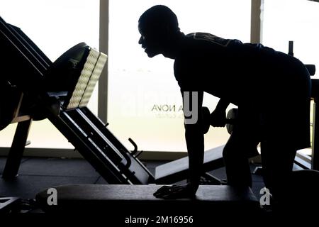 L'illustration montre la silhouette de Gent Mathias Nurio Fortuna lors d'une session d'entraînement au camp d'entraînement d'hiver de l'équipe belge de football de première division KAA Gent à Oliva, Espagne, le samedi 10 décembre 2022. BELGA PHOTO LUC CLAESSEN Banque D'Images