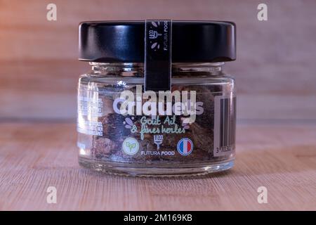 Pot de sauterelles frites salées prêtes à consommer, ail et fines herbes aromatiques en français, Futura Food, France Banque D'Images