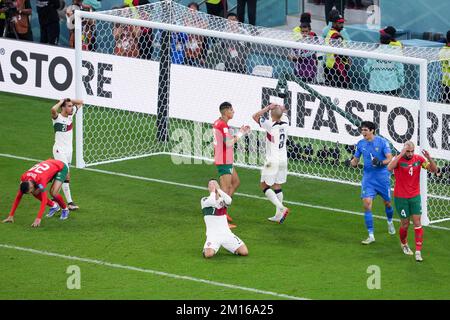 Doha, Qatar. 10th décembre 2022. Cristiano Ronaldo (3rd L) et Pepe (3rd R) du Portugal réagissent après avoir manqué un but lors du quart de finale entre le Maroc et le Portugal de la coupe du monde de la FIFA 2022 au stade Al Thumama à Doha, Qatar, le 10 décembre 2022. Credit: Zheng Huansong/Xinhua/Alay Live News Banque D'Images