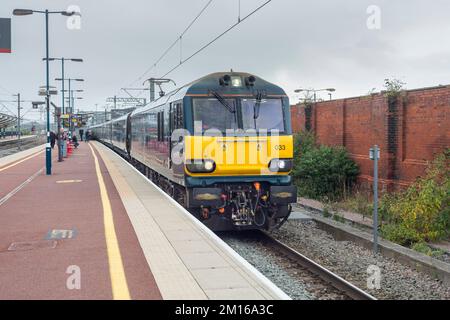 GB Railfreight classe 92 locomotive électrique transportant un train de calèches calédoniennes vides le long de la ligne principale de la côte ouest passant par la station de rugby Banque D'Images