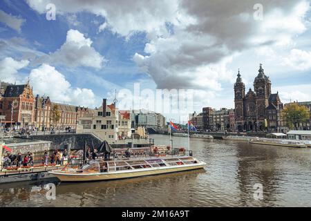 Amsterdam - 02 octobre 2022 - vue panoramique des touristes près du bateau à côté de la gare centrale en face de la basilique Saint-Nicolas. Banque D'Images