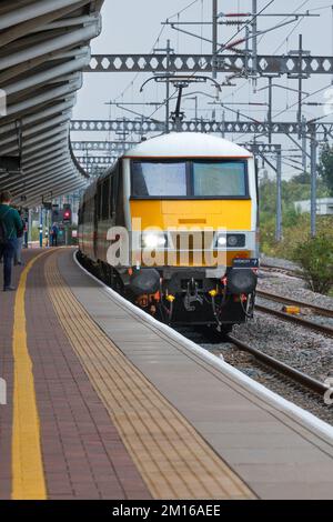 Locomotive électrique Intercity classe 90 90002 transportant un train d'affrètement Intercity sur la ligne principale de la côte ouest en location à Avanti West Coast Banque D'Images