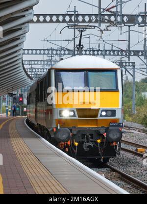 Locomotive électrique Intercity classe 90 90002 transportant un train d'affrètement Intercity sur la ligne principale de la côte ouest en location à Avanti West Coast Banque D'Images