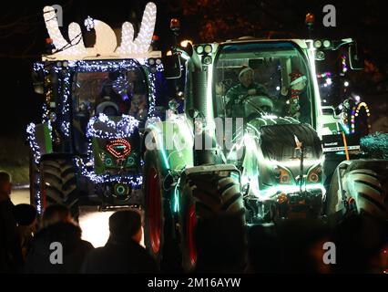 Atherstone, Warwickshire, Royaume-Uni. 10th décembre 2022. Les agriculteurs participent à la course annuelle de Noël de tracteur caritatif de l'Association Sheepy labour. Credit Darren Staples/Alay Live News. Banque D'Images