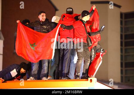 Dortmund, Allemagne. 10th décembre 2022. Les fans marocains célèbrent la victoire de leur équipe sur le Portugal lors de la coupe du monde au Qatar dans le centre-ville. Underdog Maroc est devenu la première équipe africaine à atteindre les demi-finales d'une coupe du monde. Credit: Thomas Banneyer/dpa/Alay Live News Banque D'Images