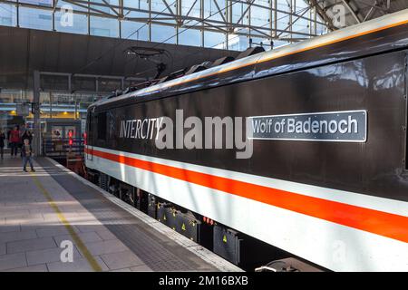 Locomotive électrique Intercity classe 90 90002 transportant un train d'affrètement Intercity sur la ligne principale de la côte ouest en location à Avanti West Coast Banque D'Images