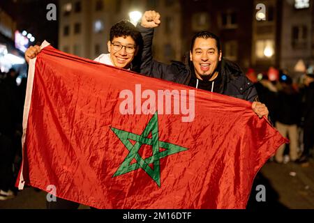 Düsseldorf, Allemagne. 10th décembre 2022. Les fans marocains célèbrent la victoire de leur équipe sur le Portugal lors de la coupe du monde au Qatar dans le centre-ville. Underdog Maroc est devenu la première équipe africaine à atteindre les demi-finales d'une coupe du monde. Credit: Christoph Reichwein/dpa/Alay Live News Banque D'Images