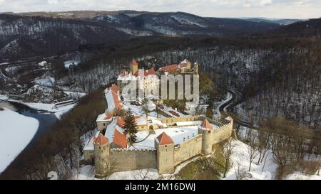 Une vue aérienne du célèbre château de Veveri couvert de neige Banque D'Images