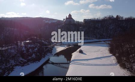 Une vue aérienne du célèbre château de Veveri couvert de neige Banque D'Images