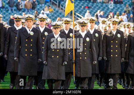 Philadelphie, Pennsylvanie, États-Unis. 10th décembre 2022. 10 décembre 2022, Philadelphie PA- les midiateurs de la marine marchent sur le terrain lors de la cérémonie précédant le début du match de l'Armée/Marine à Philadelphie PA (Credit image: © Ricky Fitchett/ZUMA Press Wire) Banque D'Images