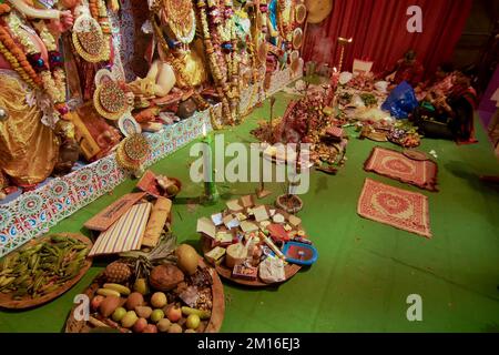 Howrah, Inde - 15 octobre 2021: Préparation avant Sandhi Puja, la jonction sacrée de l'Ashtami, huitième jour et Nabami, jour du nineth, comme rituel hindou Banque D'Images