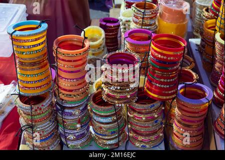 De magnifiques bracelets Rajasthani sont vendus au célèbre marché de Sardar et à la tour de l'horloge Ghanta ghar à Jodhpur, Rajasthan, Inde. Banque D'Images