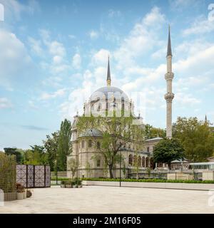 Mosquée ottomane Nusretiye ornée, commandée par le Sultan Mahmut II, situé dans le district de Tophane de Beyoglu, Istanbul, Turquie Banque D'Images