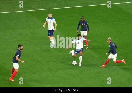 Olivier Giroud en France, Jude Bellingham en Angleterre et Antoine Griezmann en France (gauche-droite) en action lors du match de quart de finale de la coupe du monde de la FIFA au stade Al Bayt à Al Khor, au Qatar. Date de la photo: Samedi 10 décembre 2022. Banque D'Images