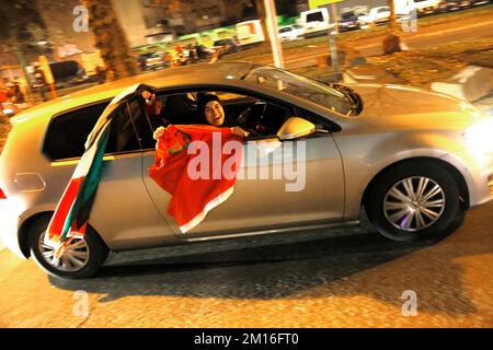 Dortmund, Allemagne. 10th décembre 2022. Les fans marocains célèbrent la victoire de leur équipe sur le Portugal lors de la coupe du monde au Qatar dans le centre-ville. Underdog Maroc est devenu la première équipe africaine à atteindre les demi-finales d'une coupe du monde. Credit: Thomas Banneyer/dpa/Alay Live News Banque D'Images