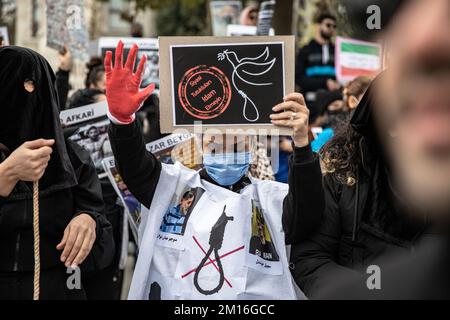 Istanbul, Turquie. 10th décembre 2022. Le manifestant scanne des slogans pendant la démonstration. La mort de Mahsa Amini a suscité des semaines de manifestations violentes en Iran et dans d'autres pays. Mahsa est tombé dans le coma et est mort après avoir été arrêté à Téhéran par la police de moralité pour avoir prétendument violé les règles du hijab du pays. Dans les procès concernant les manifestations, 11 personnes ont été condamnées à mort jusqu'à présent. Crédit : SOPA Images Limited/Alamy Live News Banque D'Images