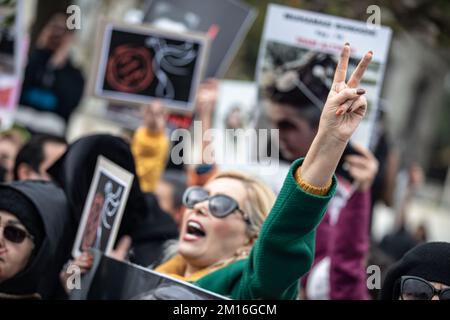 Istanbul, Turquie. 10th décembre 2022. Le manifestant scanne des slogans pendant la démonstration. La mort de Mahsa Amini a suscité des semaines de manifestations violentes en Iran et dans d'autres pays. Mahsa est tombé dans le coma et est mort après avoir été arrêté à Téhéran par la police de moralité pour avoir prétendument violé les règles du hijab du pays. Dans les procès concernant les manifestations, 11 personnes ont été condamnées à mort jusqu'à présent. Crédit : SOPA Images Limited/Alamy Live News Banque D'Images