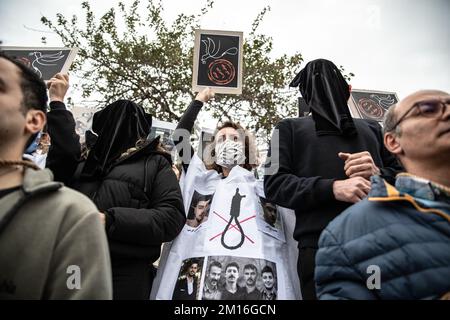 Istanbul, Turquie. 10th décembre 2022. Le manifestant scanne des slogans pendant la démonstration. La mort de Mahsa Amini a suscité des semaines de manifestations violentes en Iran et dans d'autres pays. Mahsa est tombé dans le coma et est mort après avoir été arrêté à Téhéran par la police de moralité pour avoir prétendument violé les règles du hijab du pays. Dans les procès concernant les manifestations, 11 personnes ont été condamnées à mort jusqu'à présent. Crédit : SOPA Images Limited/Alamy Live News Banque D'Images