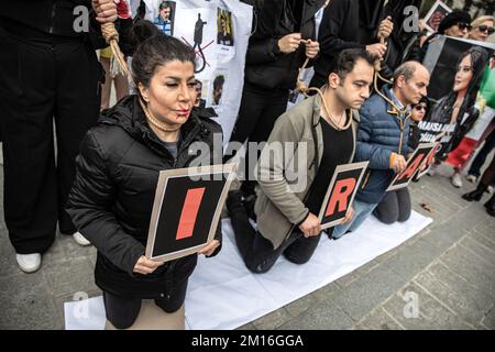 Istanbul, Turquie. 10th décembre 2022. Pendant la manifestation, les manifestants ont effectué une scène d'exécution avec des cordes autour de leur cou. La mort de Mahsa Amini a suscité des semaines de manifestations violentes en Iran et dans d'autres pays. Mahsa est tombé dans le coma et est mort après avoir été arrêté à Téhéran par la police de moralité pour avoir prétendument violé les règles du hijab du pays. Dans les procès concernant les manifestations, 11 personnes ont été condamnées à mort jusqu'à présent. Crédit : SOPA Images Limited/Alamy Live News Banque D'Images