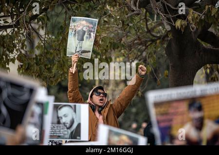 Istanbul, Turquie. 10th décembre 2022. Les manifestants tiennent des écriteaux exprimant leur opinion pendant la manifestation. La mort de Mahsa Amini a suscité des semaines de manifestations violentes en Iran et dans d'autres pays. Mahsa est tombé dans le coma et est mort après avoir été arrêté à Téhéran par la police de moralité pour avoir prétendument violé les règles du hijab du pays. Dans les procès concernant les manifestations, 11 personnes ont été condamnées à mort jusqu'à présent. Crédit : SOPA Images Limited/Alamy Live News Banque D'Images