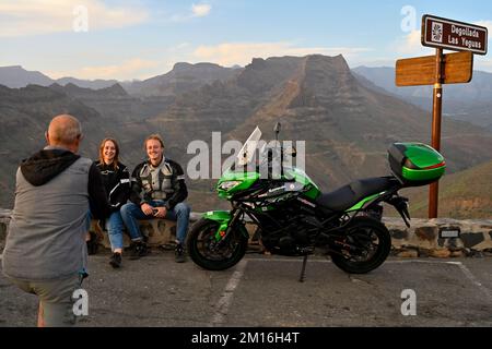 Personnes en moto au point de vue pittoresque surplombant le paysage montagneux accidenté de la vallée Bartolomé de Tirajana, Gran Canaria Banque D'Images