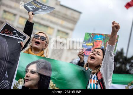 Istanbul, Turquie. 10th décembre 2022. Les manifestants tiennent des écriteaux exprimant leur opinion pendant la manifestation. La mort de Mahsa Amini a suscité des semaines de manifestations violentes en Iran et dans d'autres pays. Mahsa est tombé dans le coma et est mort après avoir été arrêté à Téhéran par la police de moralité pour avoir prétendument violé les règles du hijab du pays. Dans les procès concernant les manifestations, 11 personnes ont été condamnées à mort jusqu'à présent. (Photo par Onur Dogman/SOPA Images/Sipa USA) crédit: SIPA USA/Alay Live News Banque D'Images