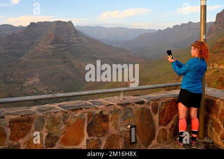 Femme au point de vue pittoresque surplombant le paysage montagneux accidenté de la vallée Bartolomé de Tirajana, Gran Canaria Banque D'Images