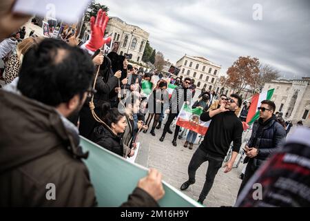 Istanbul, Turquie. 10th décembre 2022. Les manifestants tiennent des écriteaux exprimant leur opinion pendant la manifestation. La mort de Mahsa Amini a suscité des semaines de manifestations violentes en Iran et dans d'autres pays. Mahsa est tombé dans le coma et est mort après avoir été arrêté à Téhéran par la police de moralité pour avoir prétendument violé les règles du hijab du pays. Dans les procès concernant les manifestations, 11 personnes ont été condamnées à mort jusqu'à présent. (Photo par Onur Dogman/SOPA Images/Sipa USA) crédit: SIPA USA/Alay Live News Banque D'Images