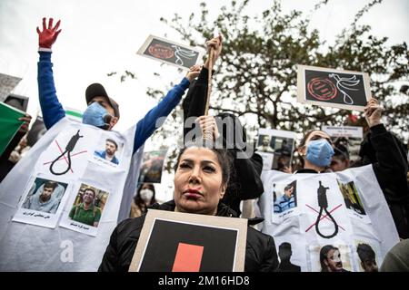Istanbul, Turquie. 10th décembre 2022. Les manifestants tiennent des écriteaux exprimant leur opinion pendant la manifestation. La mort de Mahsa Amini a suscité des semaines de manifestations violentes en Iran et dans d'autres pays. Mahsa est tombé dans le coma et est mort après avoir été arrêté à Téhéran par la police de moralité pour avoir prétendument violé les règles du hijab du pays. Dans les procès concernant les manifestations, 11 personnes ont été condamnées à mort jusqu'à présent. (Photo par Onur Dogman/SOPA Images/Sipa USA) crédit: SIPA USA/Alay Live News Banque D'Images