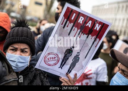 Istanbul, Turquie. 10th décembre 2022. Une femme a vu tenir un écriteau pendant la démonstration. La mort de Mahsa Amini a suscité des semaines de manifestations violentes en Iran et dans d'autres pays. Mahsa est tombé dans le coma et est mort après avoir été arrêté à Téhéran par la police de moralité pour avoir prétendument violé les règles du hijab du pays. Dans les procès concernant les manifestations, 11 personnes ont été condamnées à mort jusqu'à présent. (Photo par Onur Dogman/SOPA Images/Sipa USA) crédit: SIPA USA/Alay Live News Banque D'Images