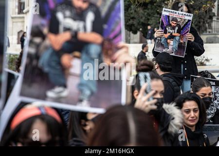 Istanbul, Turquie. 10th décembre 2022. Un manifestant a vu tenir un écriteau pendant la démonstration. La mort de Mahsa Amini a suscité des semaines de manifestations violentes en Iran et dans d'autres pays. Mahsa est tombé dans le coma et est mort après avoir été arrêté à Téhéran par la police de moralité pour avoir prétendument violé les règles du hijab du pays. Dans les procès concernant les manifestations, 11 personnes ont été condamnées à mort jusqu'à présent. (Photo par Onur Dogman/SOPA Images/Sipa USA) crédit: SIPA USA/Alay Live News Banque D'Images
