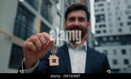 Agent immobilier homme d'affaires caucasien barbu homme acheteur locataire homme clés de la nouvelle maison bâtiment louer logement appartement changer maison Banque D'Images