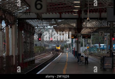 Gare de Crewe avec des signaux rouges et un train de la côte ouest d'Avanti à l'approche Banque D'Images