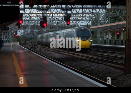 Avanti West Coast classe 390 train Pendolino qui traverse la gare de Crewe, sur la ligne principale de la côte ouest Banque D'Images