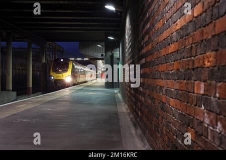 Avanti West Coast classe 221 diesel voyager train 221118 en attente à la gare Crewe plate-forme 12 par nuit sombre Banque D'Images