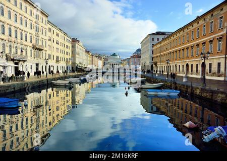 Trieste, Italie. Le Canal Grande (en anglais: 'Grand Canal') est un canal navigable situé au coeur du Borgo Teresiano, en plein centre de la ville de Trieste, Banque D'Images