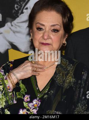 Mumbai, Inde. 10th décembre 2022. L'actrice de Bollywood Saira Banu se voit étreintée lors du dévoilement de son mari, le regretté acteur Dilip Kumar, héros du festival des héros à Mumbai. Film Heritage Foundation a célébré l'anniversaire de naissance de 100th du défunt acteur Dilip Kumar en invitant les célébrités de Bollywood à dévoiler le festival héros des héros. Crédit : SOPA Images Limited/Alamy Live News Banque D'Images