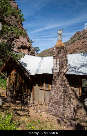 Photographie d'une cabine au Sanatorium de Dripping Springs au Monument national d'Organ Mountains-Desert Peaks, lors d'une belle journée d'automne. Banque D'Images