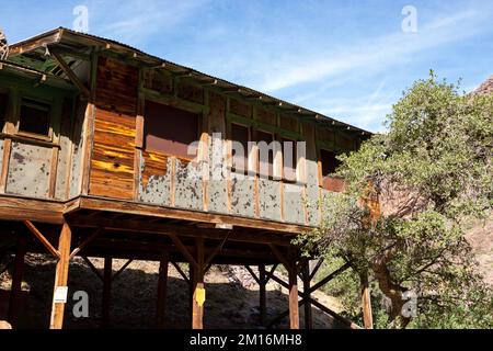 Photographie d'une cabine au Sanatorium de Dripping Springs au Monument national d'Organ Mountains-Desert Peaks, lors d'une belle journée d'automne. Banque D'Images