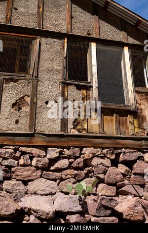 Photographie d'une cabine au Sanatorium de Dripping Springs au Monument national d'Organ Mountains-Desert Peaks, lors d'une belle journée d'automne. Banque D'Images