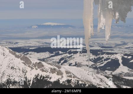 Vue panoramique sur la Babia Gora depuis Kasprowy Wierch en Pologne Banque D'Images