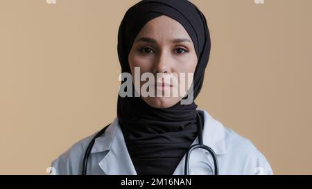 Islamique arabe femme médecin cardiologue conseiller dans hijab parler à la caméra vidéo virtuelle chat jeune arabe musulmane utilisation distante Teach med Banque D'Images