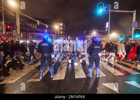 LA HAYE 10-12-22 après que le Maroc ait éliminé le Portugal lors de la coupe du monde au Qatar, il est de nouveau parti au Schilderswijk à la Haye. La fête se tourne lorsque les intersections sont bloquées et que de gros feux d'artifice sont pillés à la police. ANP / Hollande hauteur / Nico Garstman pays-bas sortie - belgique sortie crédit: ANP/Alamy Live News crédit: ANP/Alamy Live News Banque D'Images