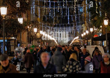 L'événement culturel des lumières de l'artiste (Luci d'artista) avec des personnes marchant dans une rue habillée de lumières de Noël Banque D'Images