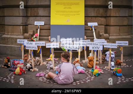 Pampelune, Espagne. 24th août 2022. Une fille ukrainienne regarde plusieurs animaux en peluche sur le sol et des placardes portant les noms de différentes villes ukrainiennes, symbolisant les premières villes qui ont été attaquées par l'armée russe, ainsi que les enfants qui sont morts, violés et torturés pendant les six premiers mois de guerre. Les Ukrainiens se sont rassemblés sur la Plaza del Castillo à Pampelune, dans le nord de l'Espagne, le jour de leur indépendance de l'URSS. (Photo de Sergio MartÌn/SOPA Images/Sipa USA) crédit: SIPA USA/Alay Live News Banque D'Images