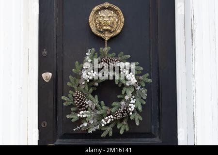 Windsor, Berkshire, Royaume-Uni. 8th décembre 2022. Couronnes de Noël à la porte avant à Windsor, Berkshire. Crédit : Maureen McLean/Alay Banque D'Images