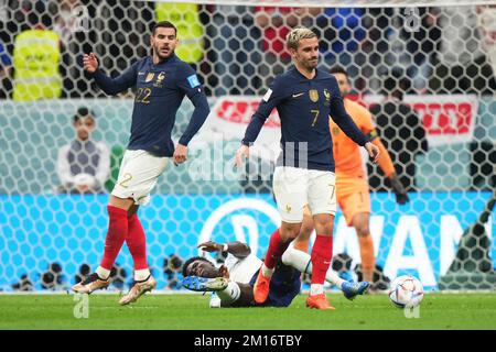 Al Khor, Qatar. 10th décembre 2022. L'arbitre signale une pénalité lors du match de la coupe du monde de la FIFA, Qatar 2022, quart-finale, entre l'Angleterre et la France, joué au stade Al Bayt le 10 décembre 2022 à Al Khor, Qatar. (Photo de Bagu Blanco/Pressinphoto/Sipa USA) crédit: SIPA USA/Alay Live News Banque D'Images